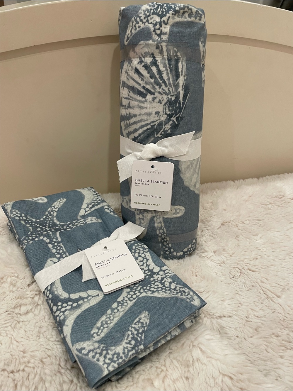 POTTERY BARN “SHELL & STARFISH-PRINT TABLECLOTH AND (4) NAPKINS *NWT $170.00